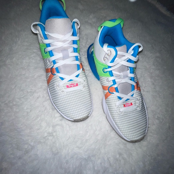 Men’s size 10 le Bron witness 7 dog grey multi colour - Picture 8 of 8